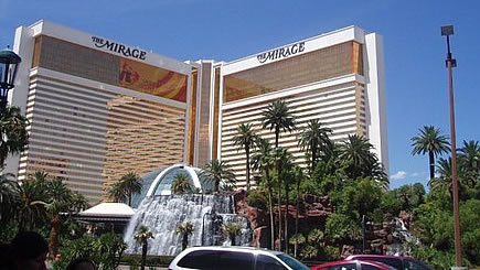 5-Day Bus Tour Package to Skywalk (Grand Canyon West), Las Vegas and Universal Studios from Los Angeles